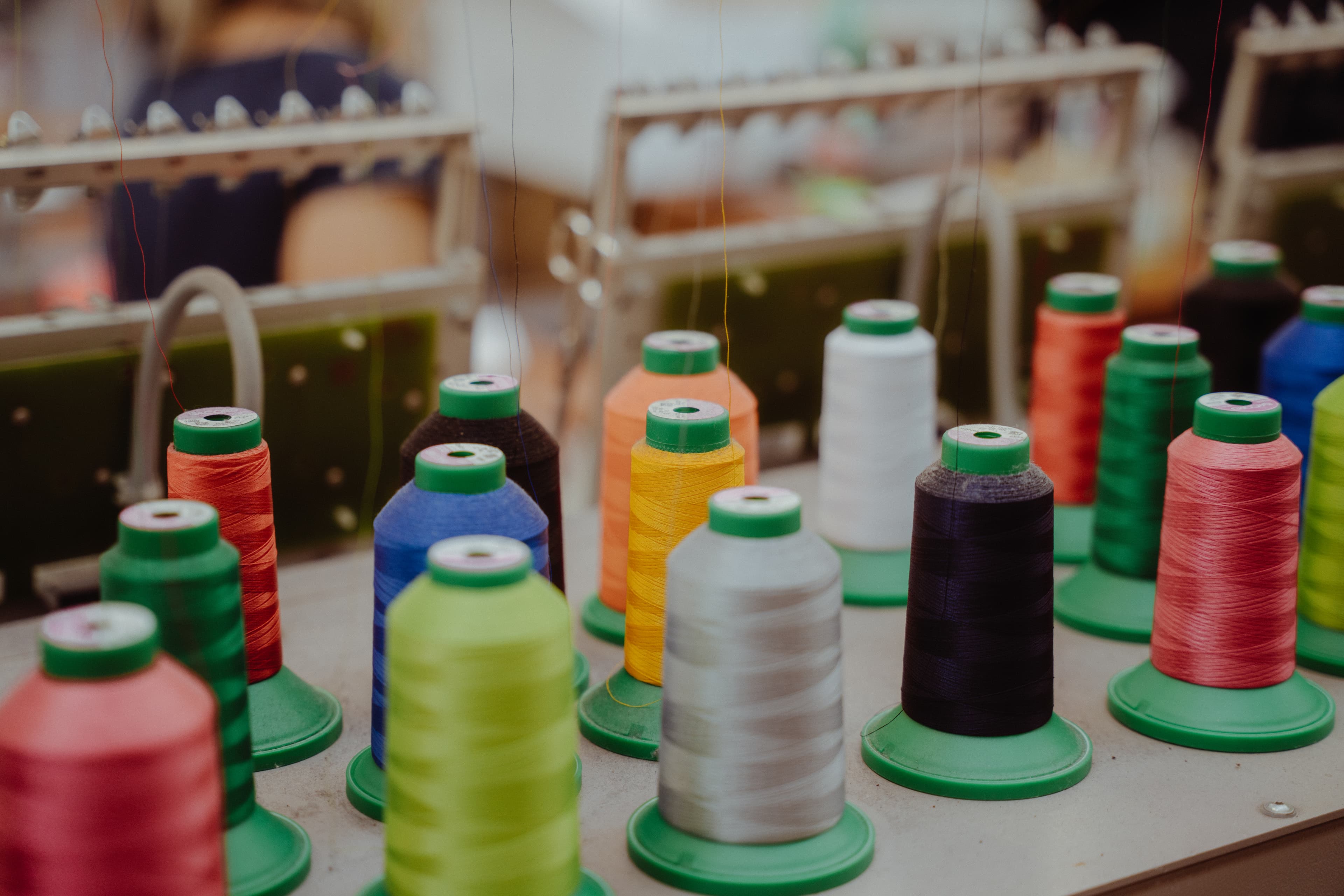 Fili colorati su macchina da ricamo per abbigliamento da lavoro personalizzato