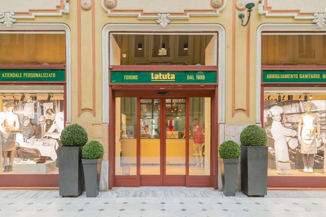 Immagine che ritrae l'ingresso del negozio Latuta di Torino