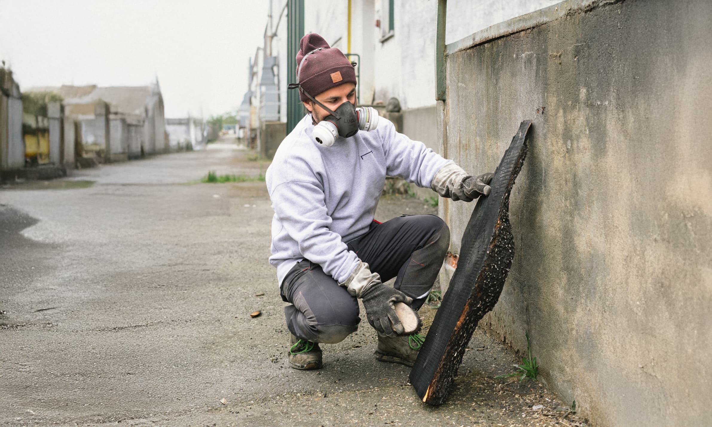 Falegname all'opera con la sua divisa da lavoro invernale