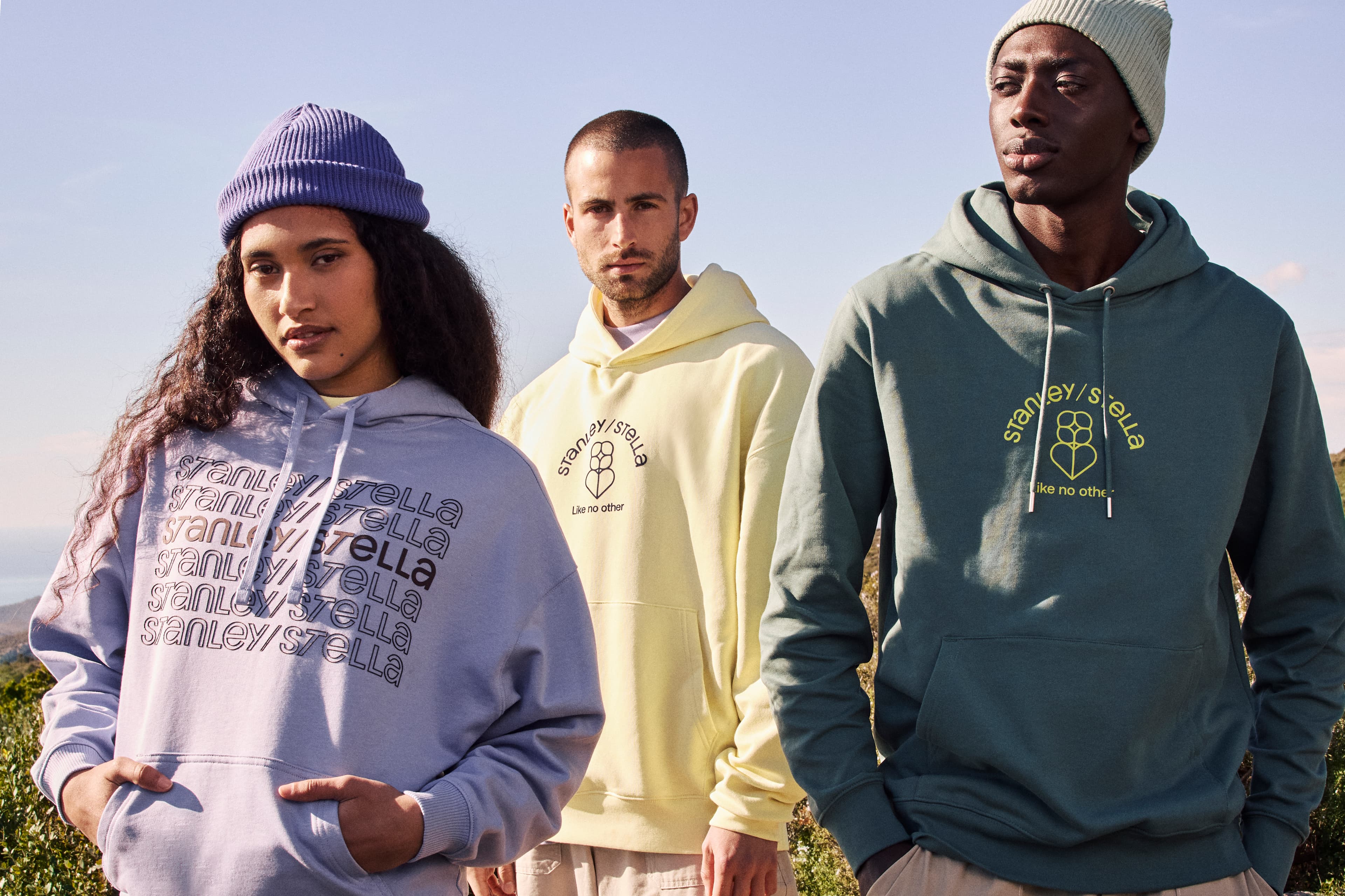 Modelli che indossano felpe personalizzate